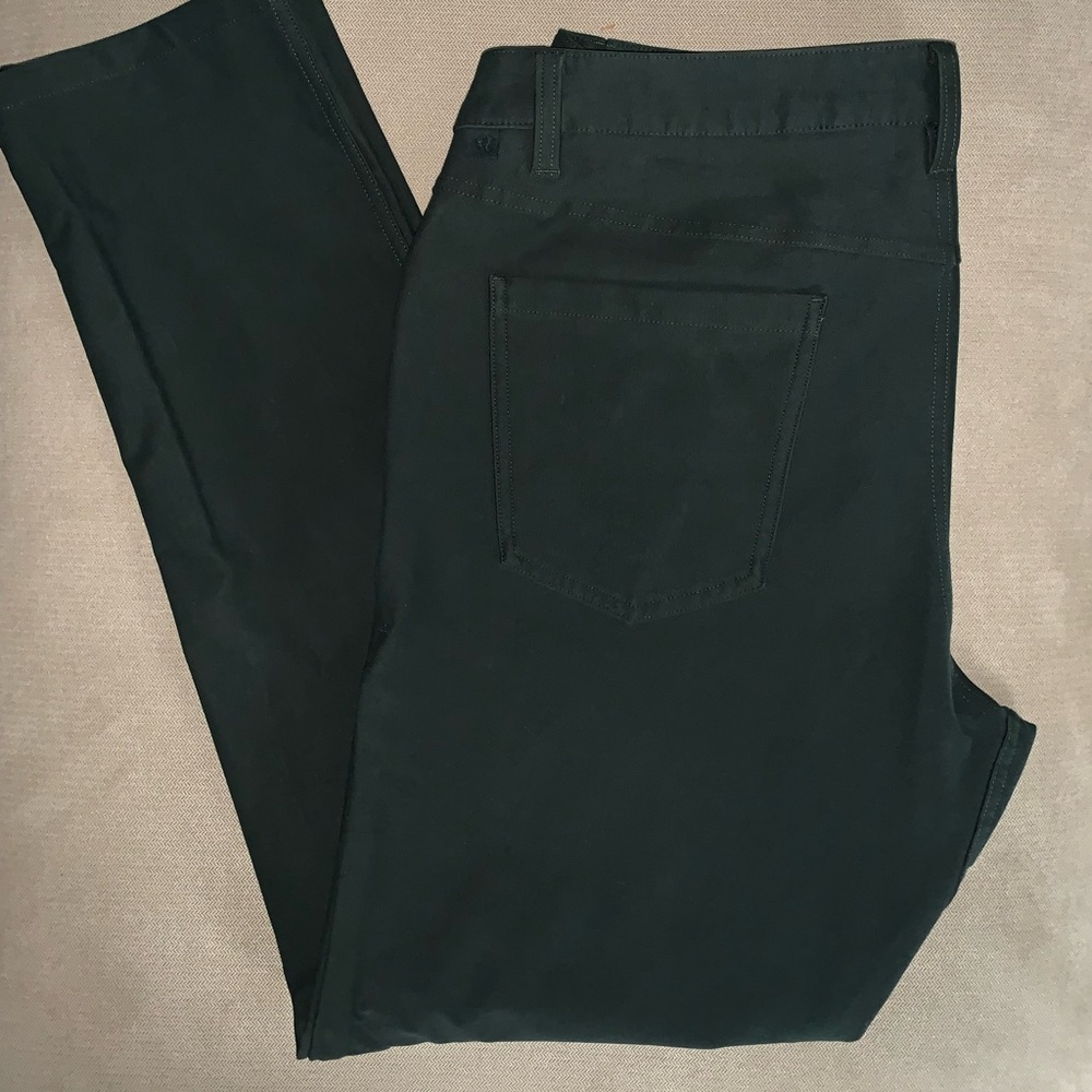 lululemon Men’s 5 Pocket Pant
Size:34/30
Color: Dark Olive